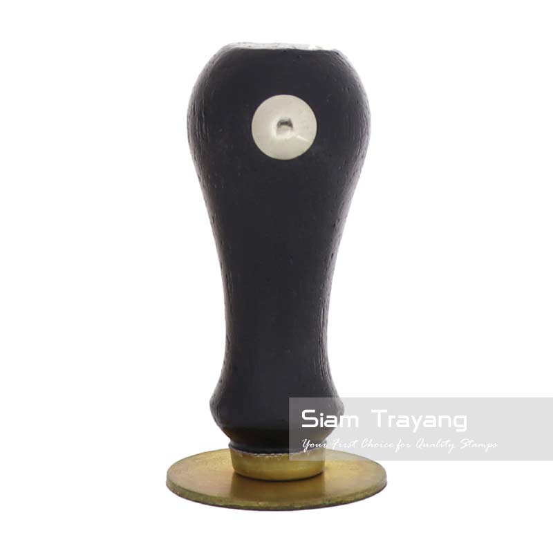 ตรายางด้ามไม้หัวทองเหลือง ขนาด R32